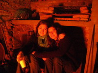 Doa y Gimena junto al fuego